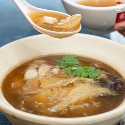 หูฉลามตุ๋นเนื้อปูเห็ดหอมน้ำแดง