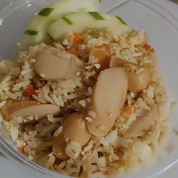 ข้าวผัดไส้กรอกไก่หนังกรอบ
