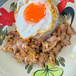ข้าวเนื้อผัดกระเทียม