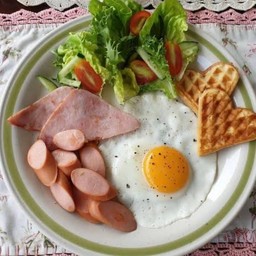 ข้าวไข่ดาว ไส้กรอก แฮม