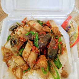 กะเพราหมูกรอบไข่เยี่ยวม้า