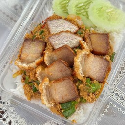 หมูกรอบผัดผงกระหรี่ กับข้าว
