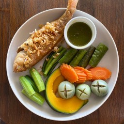 ปลาทรายแดงทอดกระเทียม พร้อมชุดผักลวก