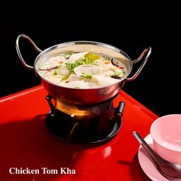 ต้นข่าไก่หม้อไฟใส่ใบมะขามอ่อน