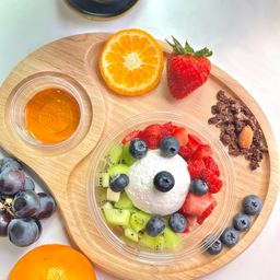 กรีกโยเกิร์ต 1 Scoop + สตรอเบอร์รี่ + บลูเบอร์รี่ + กีวี่