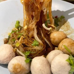 ก๋วยเตี๋ยวแห้งลูกชิ้นเนื้อตุ๋น