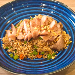 มาม่าผัดพริกขี้หนูคอหมูซูวีย่าง