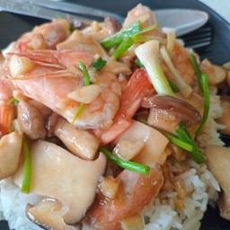 ผัดเห็ดใส่กุ้งน้ำมันหอย