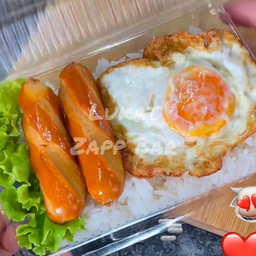 ข้าวไข่ดาว ไส้กรอกหนังกรอบ