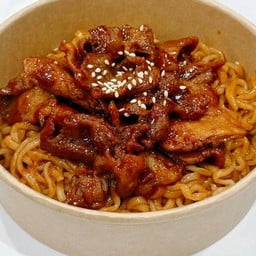 มาม่าเผ็ด+หมูสไปซี่โคชูจัง