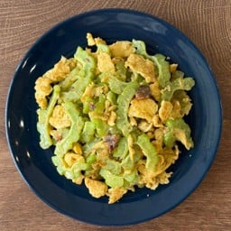 มะระผัดไข่ใส่ปลาเค็ม