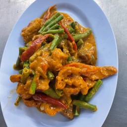 ผัดพริกแกงหมูกรอบ