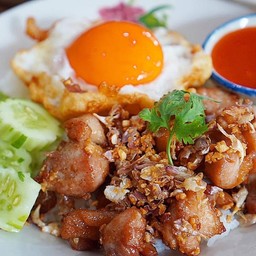 หมูชิ้นทอดกระเทียม ราดข้าว