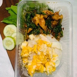 กะเพราไก่ไข่ขยี้ ฟ้าฮ่าม