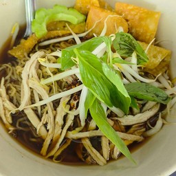 ก๋วยเตี๋ยวไก่ฉีก+เกี๊ยวทอด+พริกคั่ว+พริกป่น+น้ำตาล+ผัก