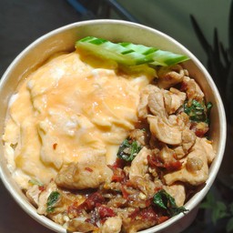 ข้าวไข่ข้นกะเพราไก่พริกแห้ง