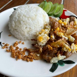 ข้าวหมูกระเทียมผัดไข่
