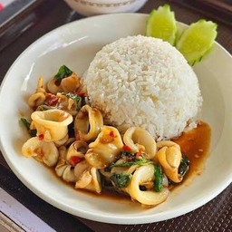 ข้าวกะเพราปลาหมึก