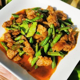 ผัดพริกแกงหมูชิ้น
