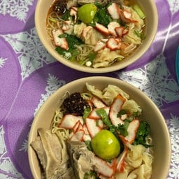 ชายสี่บะหมี่เกี๊ยว