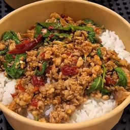ข้าวราดกระเพราหมูสับจัดว่าเด็ด