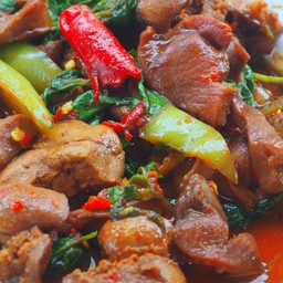 กะเพราเครื่องในไก่