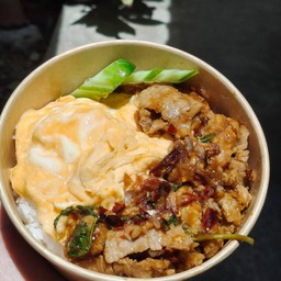 ข้าวไข่ข้นกะเพราเนื้อพริกแห้ง