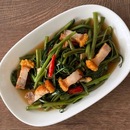 ผัดผักบุ้งหมูกรอบ