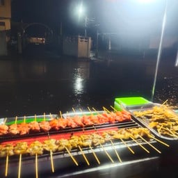 ชุดรวม 8 ไม้ หมู 4 ไก่ 4 ข้าวเหนียว 2  ห่อ 70