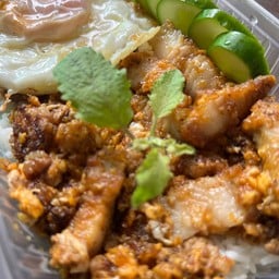 ข้าวไข่ขยี้ หมูสามชั้นกรอบหมูสับพริกเผา