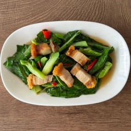 ผัดคะน้าหมูกรอบ