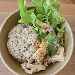 อกไก่กระเทียมพริกไทย (อิ่ม สบาย)