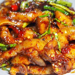 ผัดเผ็ดหน้ากากหมู