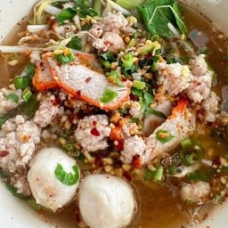 เส้นใหญ่หมูต้มยำ