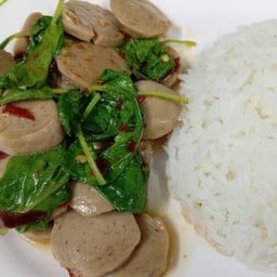 ข้าวกะเพราลูกชิ้นเนื้อ