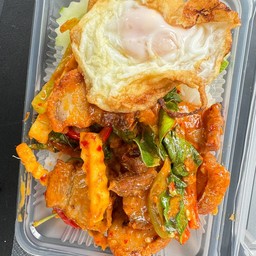 หมูกรอบผัดพริกแกง กับข้าว