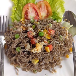 บะหมี่ผักผัดไข่มังสวินัติ