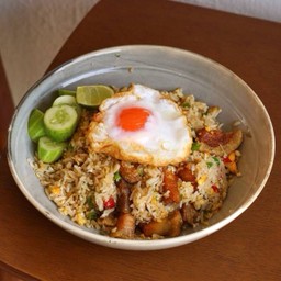 **ข้าวผัดหมูกรอบพริกขี้หนูสวนไข่ดาว**
