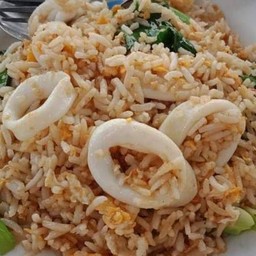 ข้าวผัดปลาหมึก