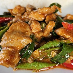 หมูชิ้นผัดพริกแกง