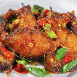 ผัดเผ็ดปลาดุกทอด