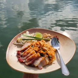 ผัดไทยหมูกรอบรมควัน