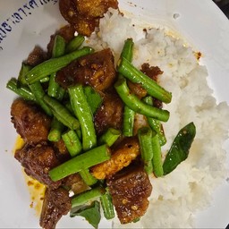 ข้าวพริกแกงหมูกรอบ