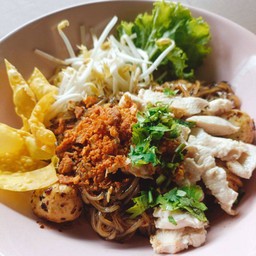 เตี๋ยวเรือแซ่บแห้ง ไก่(ลูกชิ้นไก่ ไก่รวน ไก่นุ่ม)