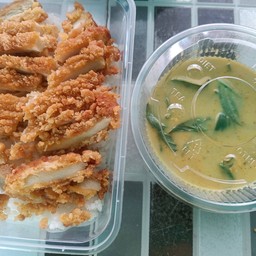 ข้าวหน้าไก่กรอบ แกงเขียวหวาน