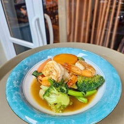 ผัดบล็อคโคลี่ใส่แครอท กุ้ง