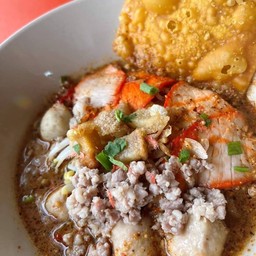 บะหมี่เหลืองเกี๊ยวหมูแดง ต้มยำ