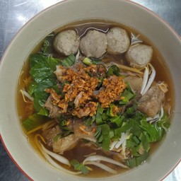 ก๋วยเตี๋ยวเนื้อตุ๋นลูกชิ้น