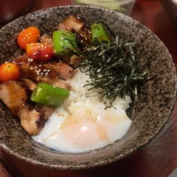 ข้าวหน้าสันคอหมูย่างซอสยากินิกุ