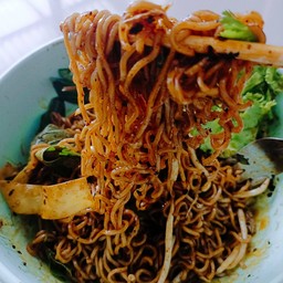 เตี๋ยวเรือแซ่บแห้ง เนื้อ (ลูกชิ้นเนื้อ เนื้อสด เนื้อตุ๋น)